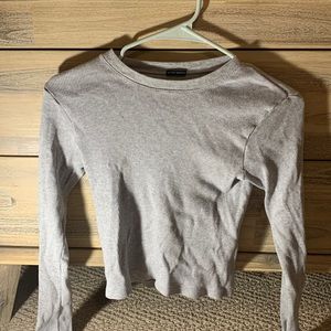 gray long sleeve shirt